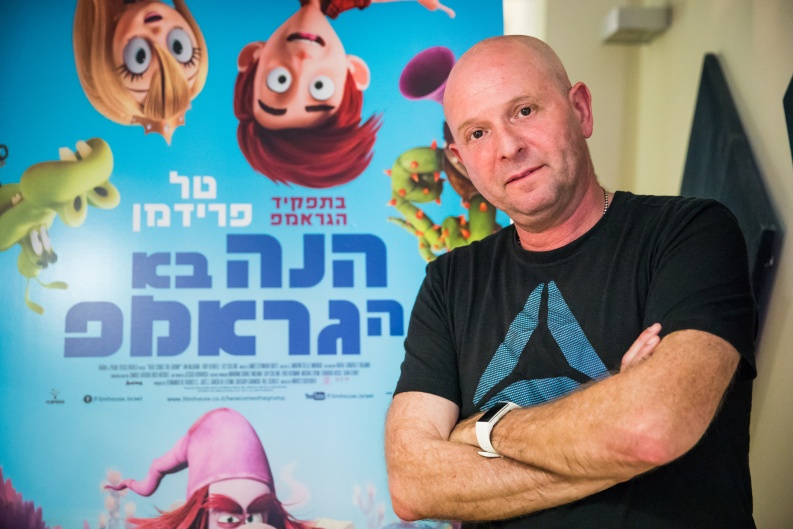 תמונות ממאחורי הקלעים של הדיבוב ל"הנה בא הגראמפ"